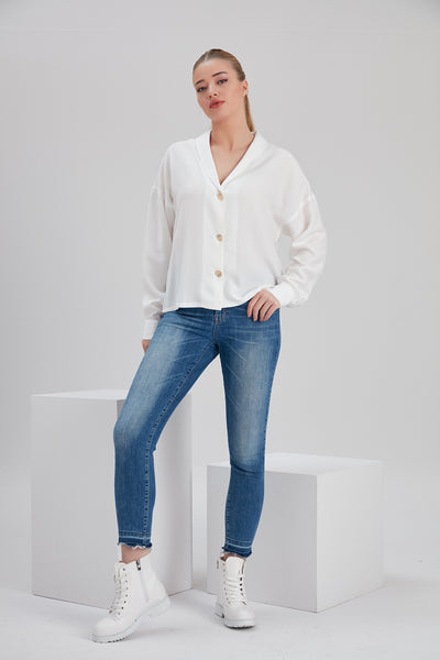 NOACODE sustainable white Tencel blouse with denim for tall curvy women